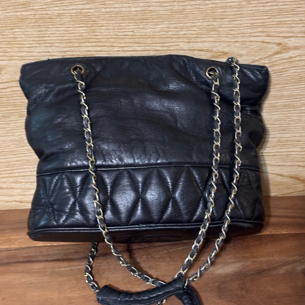 CHANEL Black Leather Shoulder Bag - Picture 5 of 11